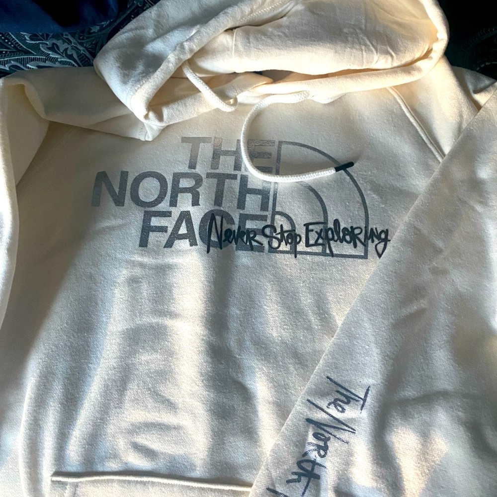 New North Face Women’s hoodie
